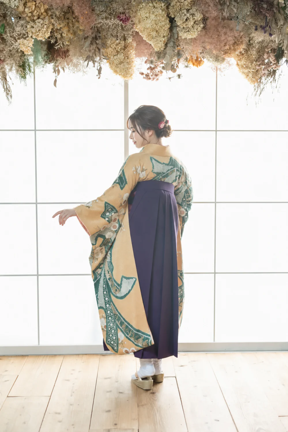 卒業袴のスタジオ前撮り。大きな窓の自然光を活かした逆光シルエット