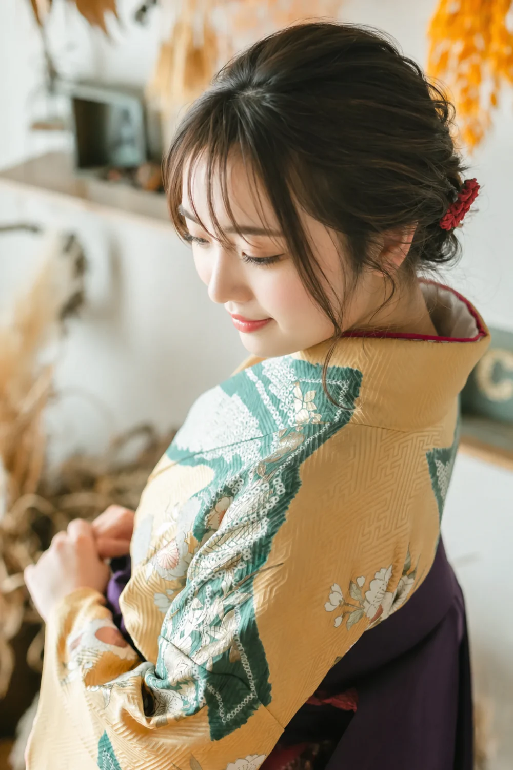卒業袴のスタジオ前撮り。帯まわりと髪飾りが見える後ろ姿のカット