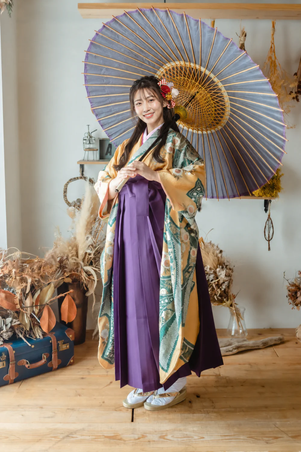 卒業袴のスタジオ前撮り。和傘を合わせた和の一枚