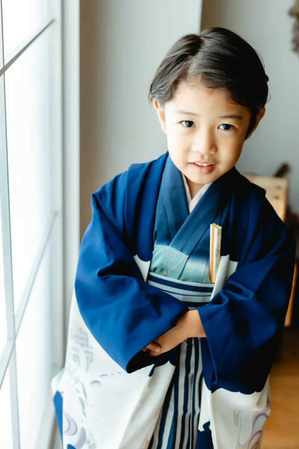 格子窓の光の中で腕を組む羽織袴姿の5歳の男の子、七五三スタジオ撮影（横浜）