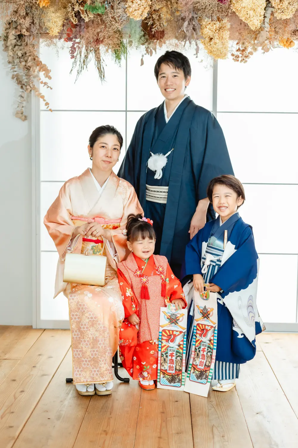 父も着物で揃えた家族4人の七五三記念写真、白い格子窓のスタジオ（横浜）
