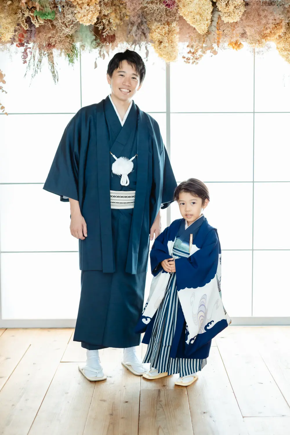 着物姿の父と羽織袴の5歳の男の子が並ぶ七五三の親子写真（横浜のスタジオ）