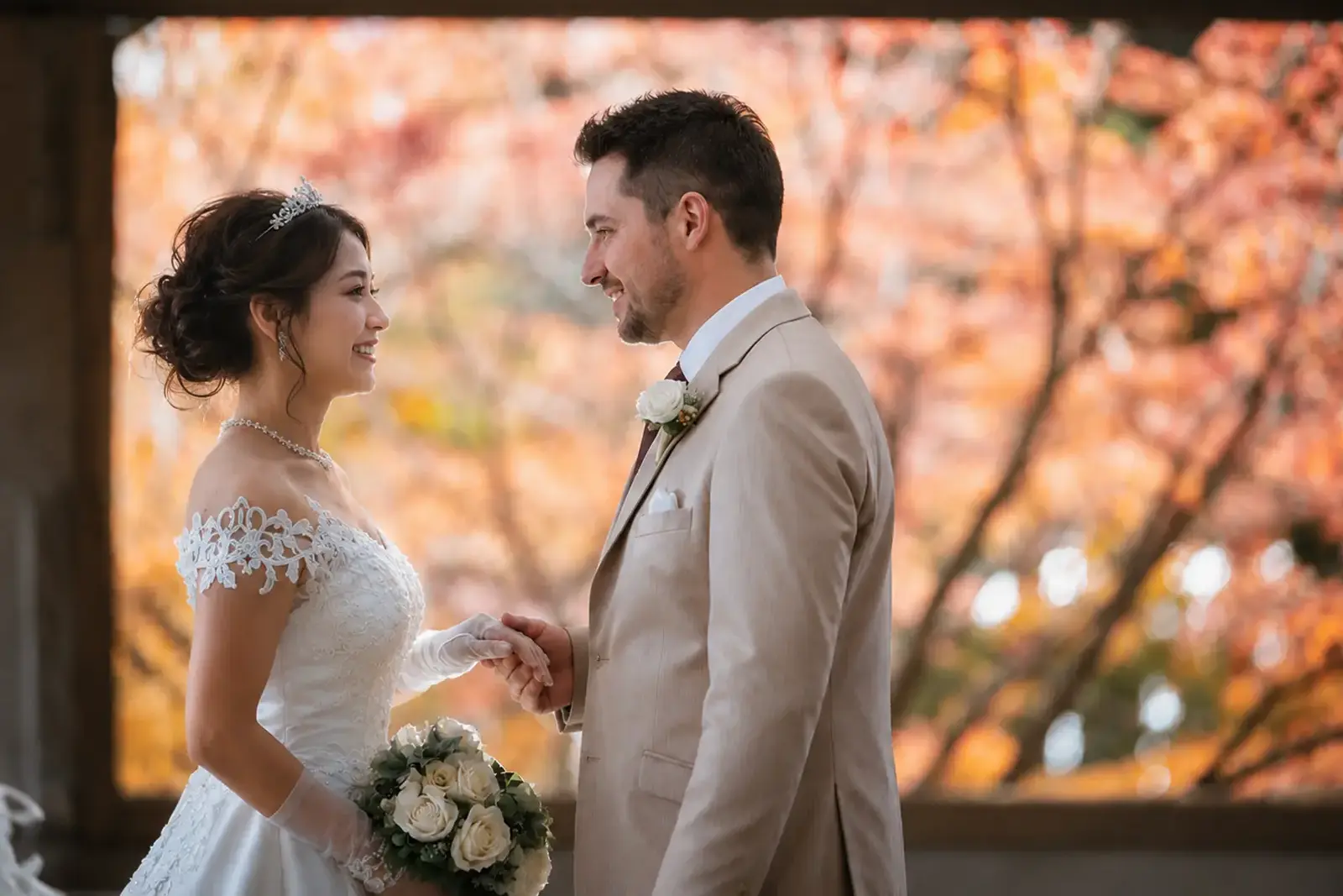 紅葉を背景に館内で向かい合う新郎新婦