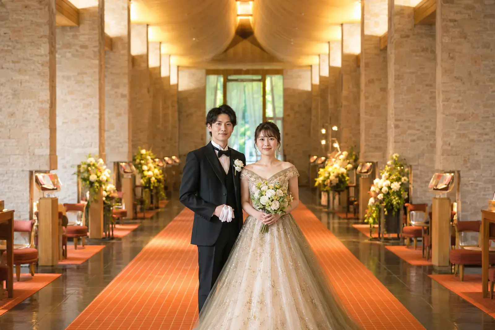 ザ・プリンス箱根芦ノ湖の館内ホールで撮る新郎新婦の記念写真