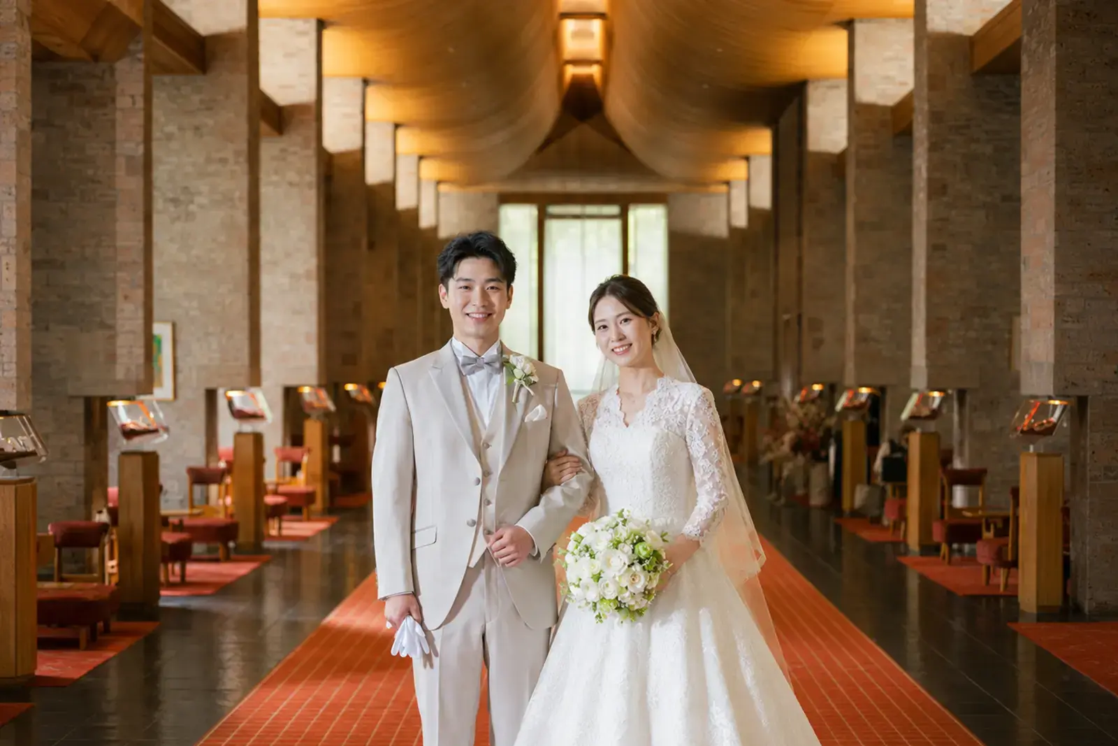 ザ・プリンス箱根芦ノ湖の館内ホールで撮る新郎新婦の記念写真
