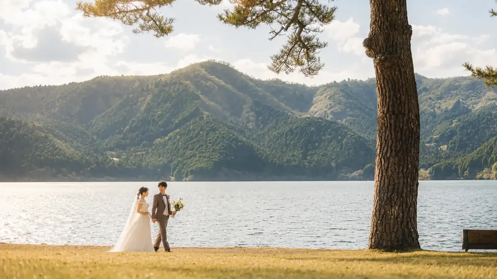 ザ・プリンス箱根芦ノ湖で芦ノ湖を背景に洋装撮影をする新郎新婦