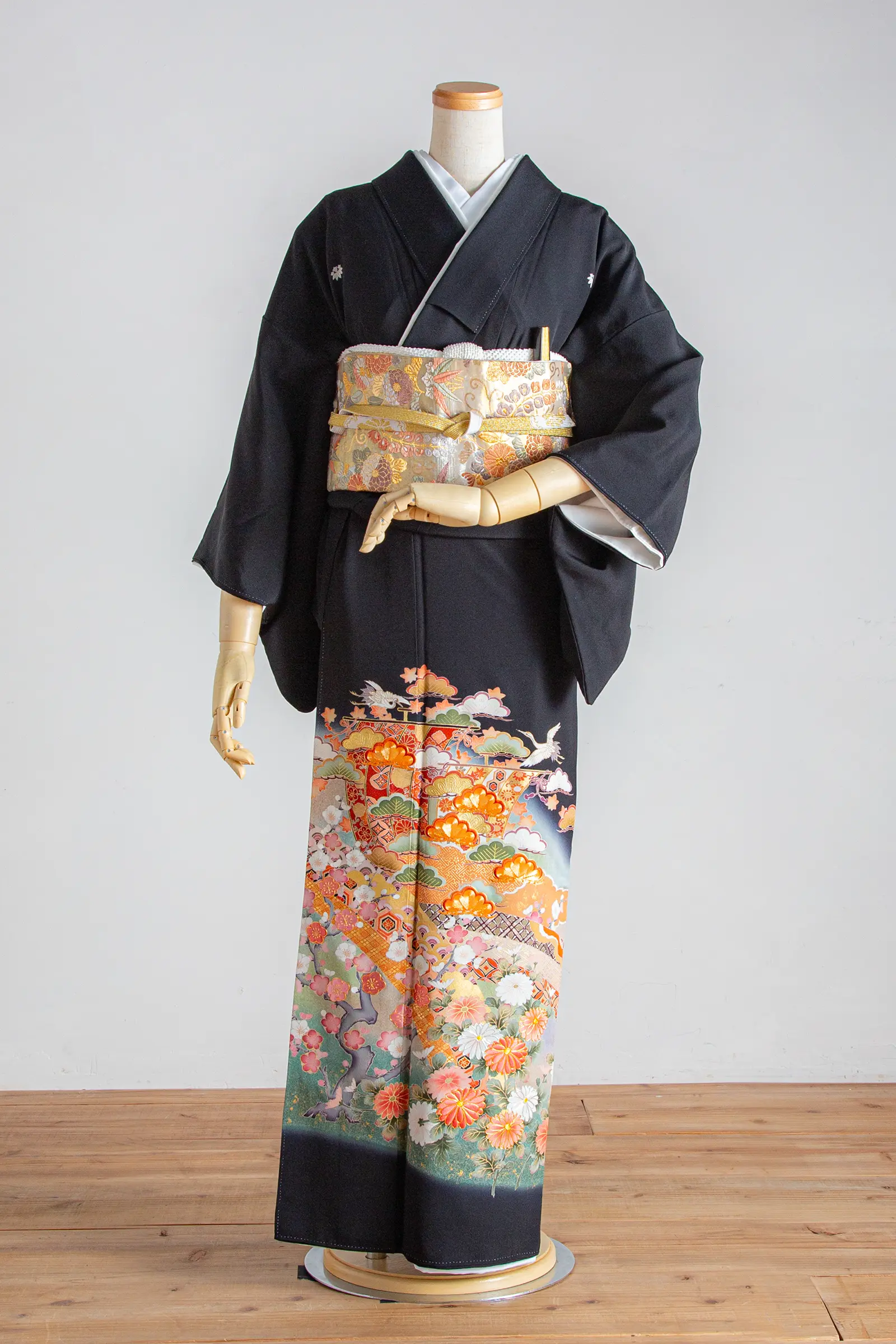 家族婚やフォトウェディングの会食におすすめの、華やかな吉祥花文様が入った黒留袖の全身写真