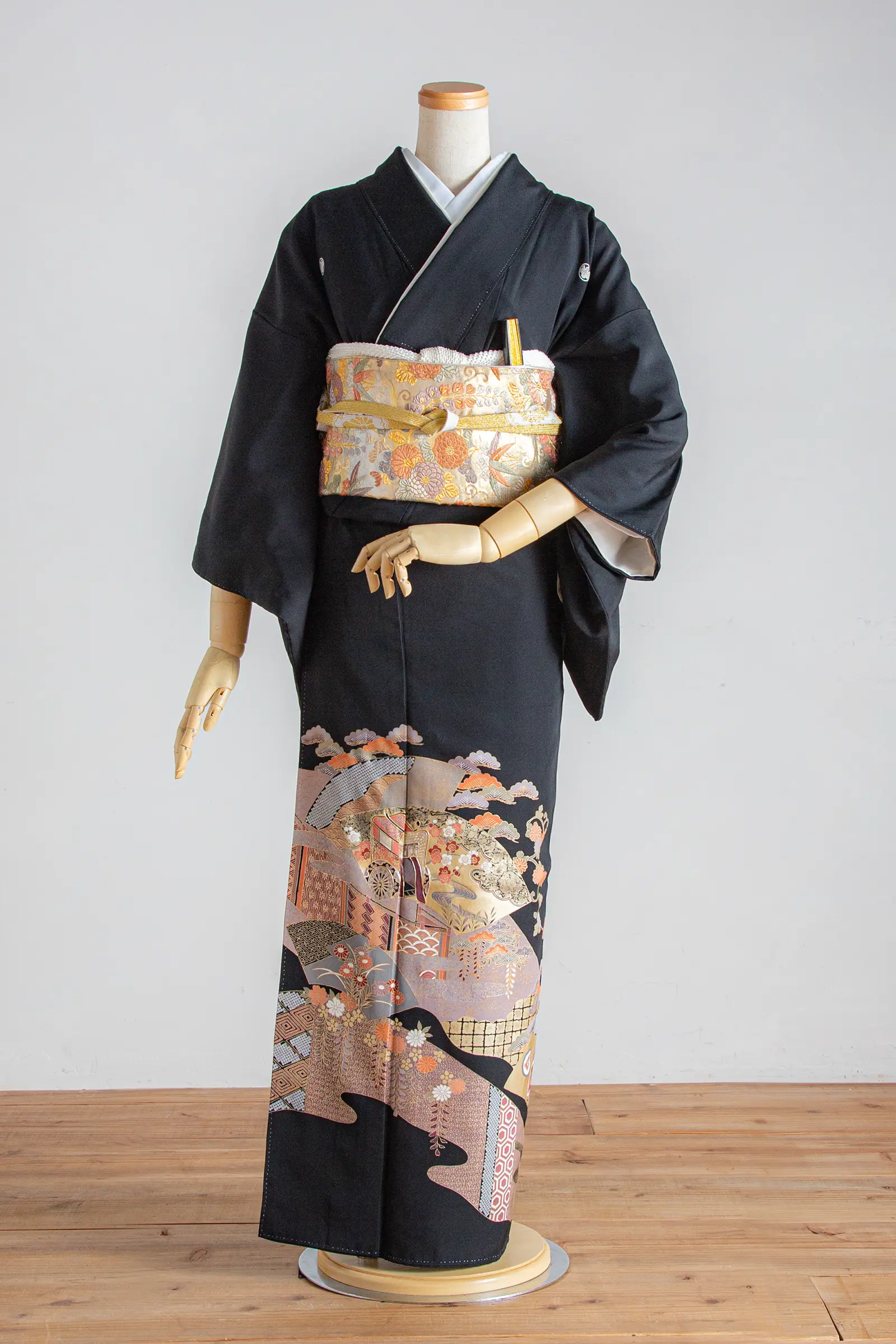 結婚式の親族衣装や家族会食におすすめの、御所車と古典文様をあしらった黒留袖の全身写真