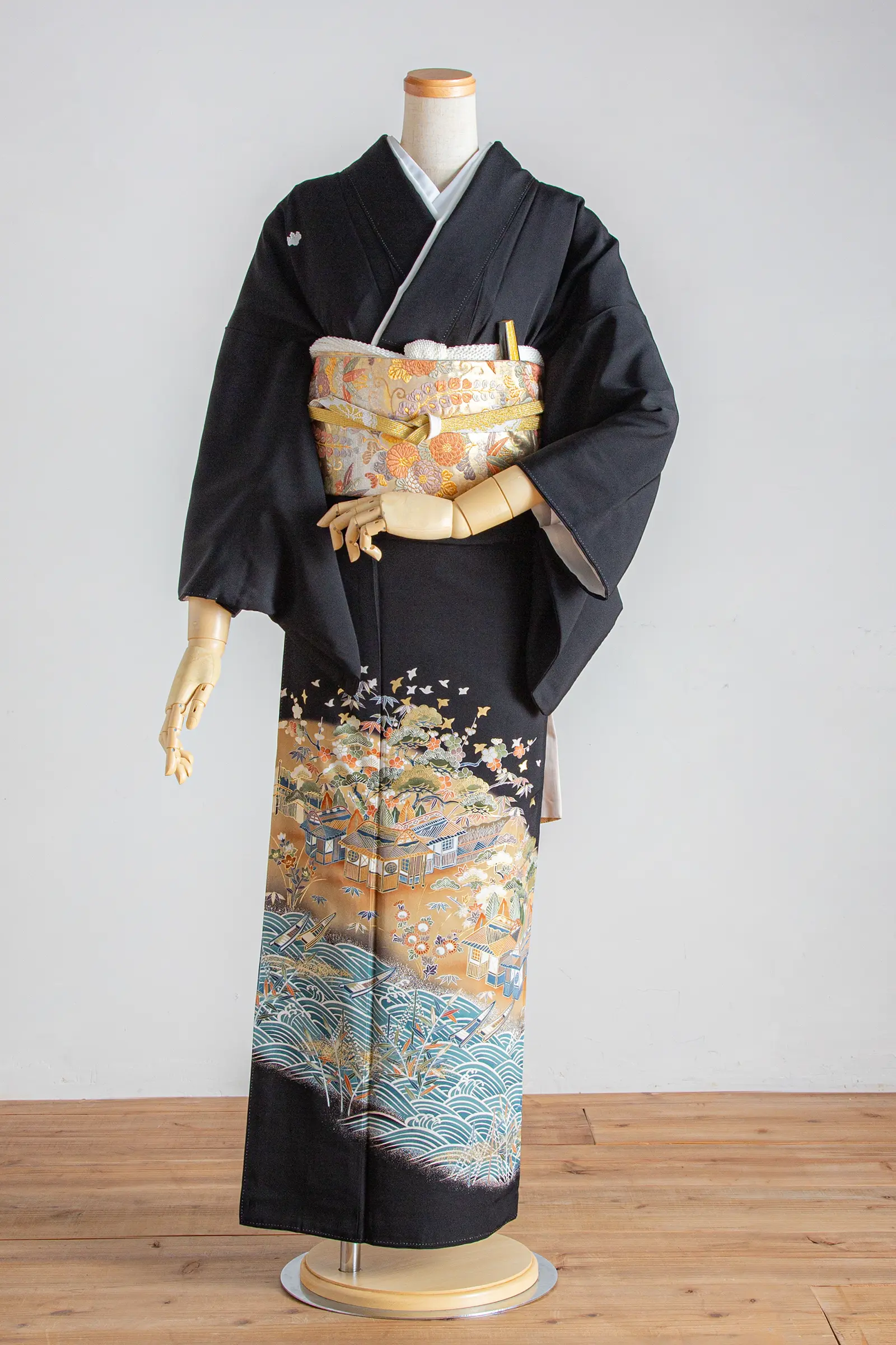 家族での結婚式やフォトウェディング後の会食におすすめの、風景文様と波柄が美しい黒留袖の全身写真