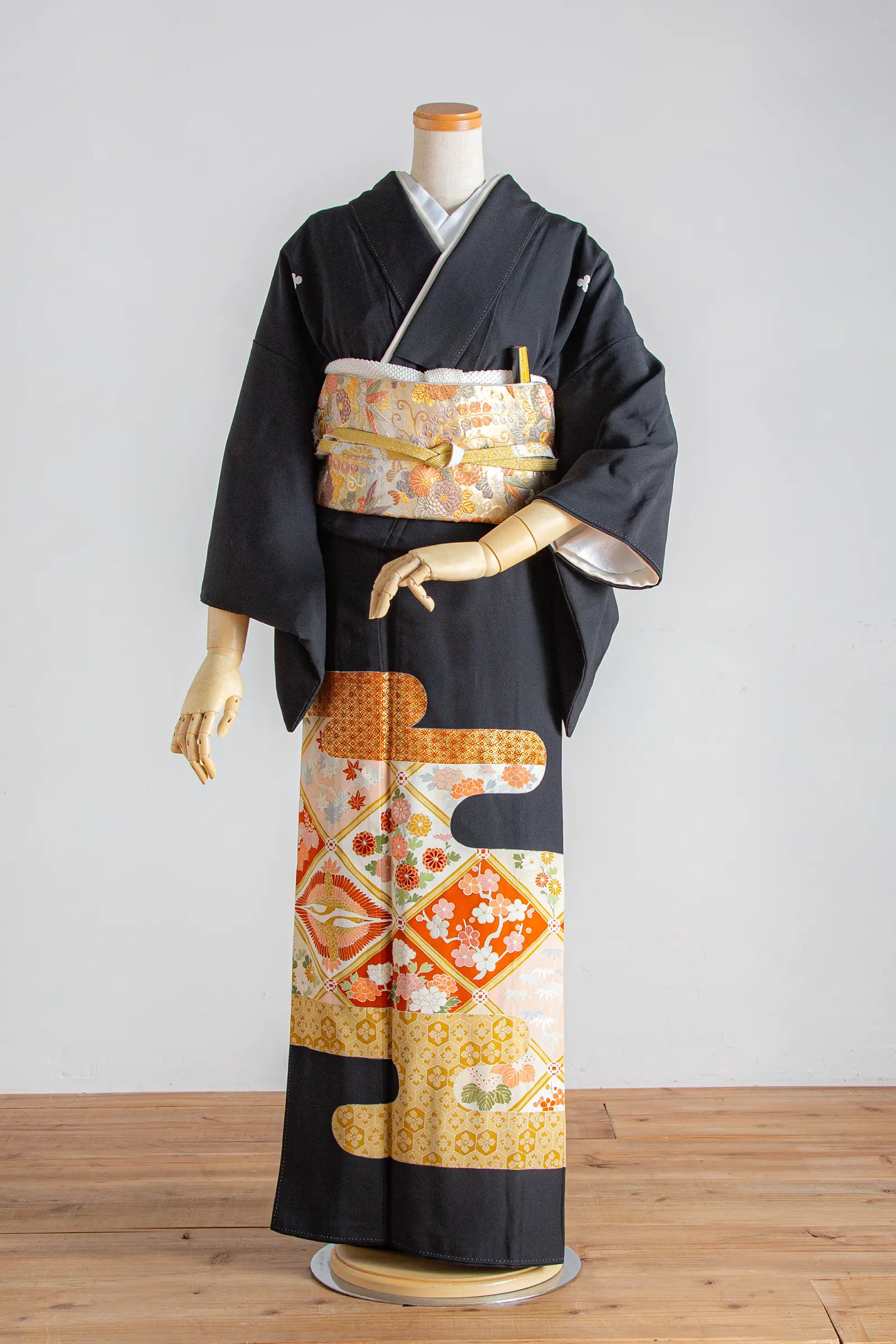 家族婚やフォトウェディング後の会食におすすめの、七宝と花文様の古典柄が美しい黒留袖の全身写真