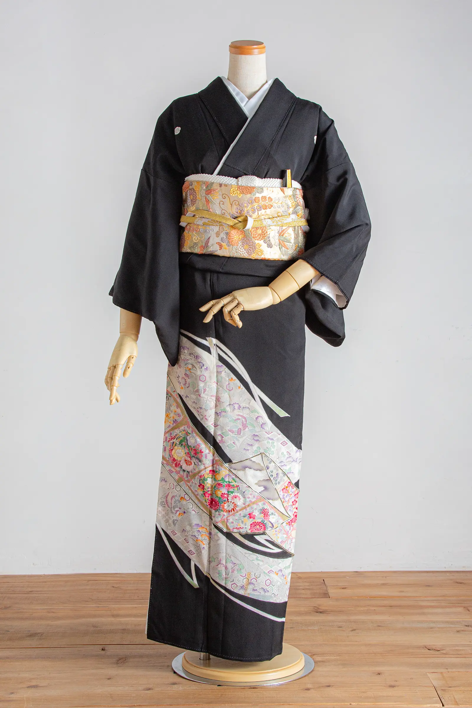 家族婚や会食付きフォトウェディングにおすすめの、流水に優美な花文様を描いた黒留袖の全身写真