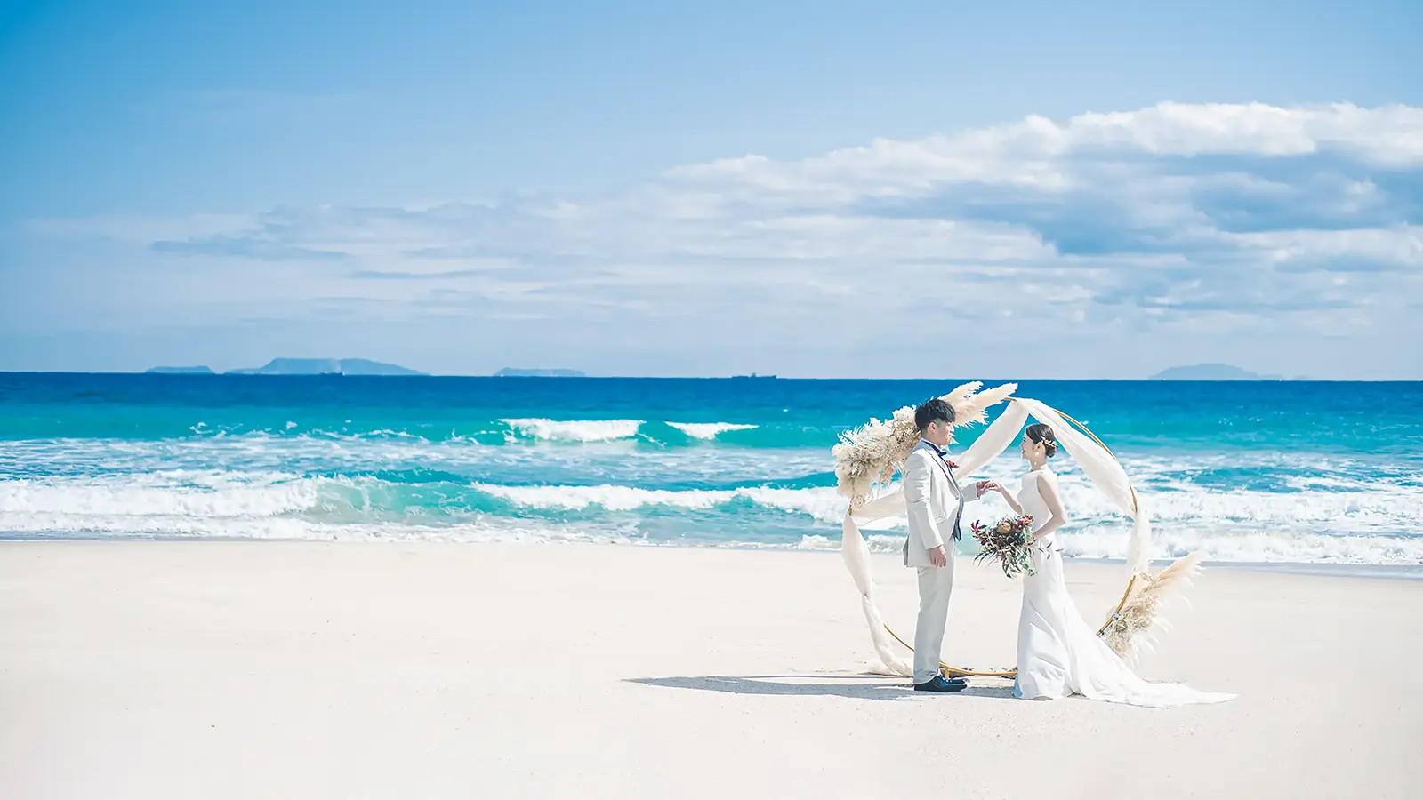 海辺で撮影した開放感のあるフォトウェディング
