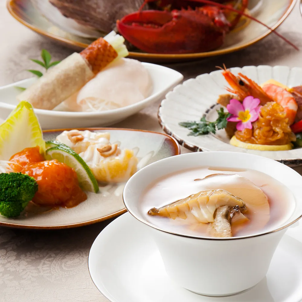 東天紅 横浜桜木町ワシントンホテル店の中国料理のコース。伊勢海老の姿盛りやふかひれのスープなど、会食にふさわしい一皿が並ぶ。