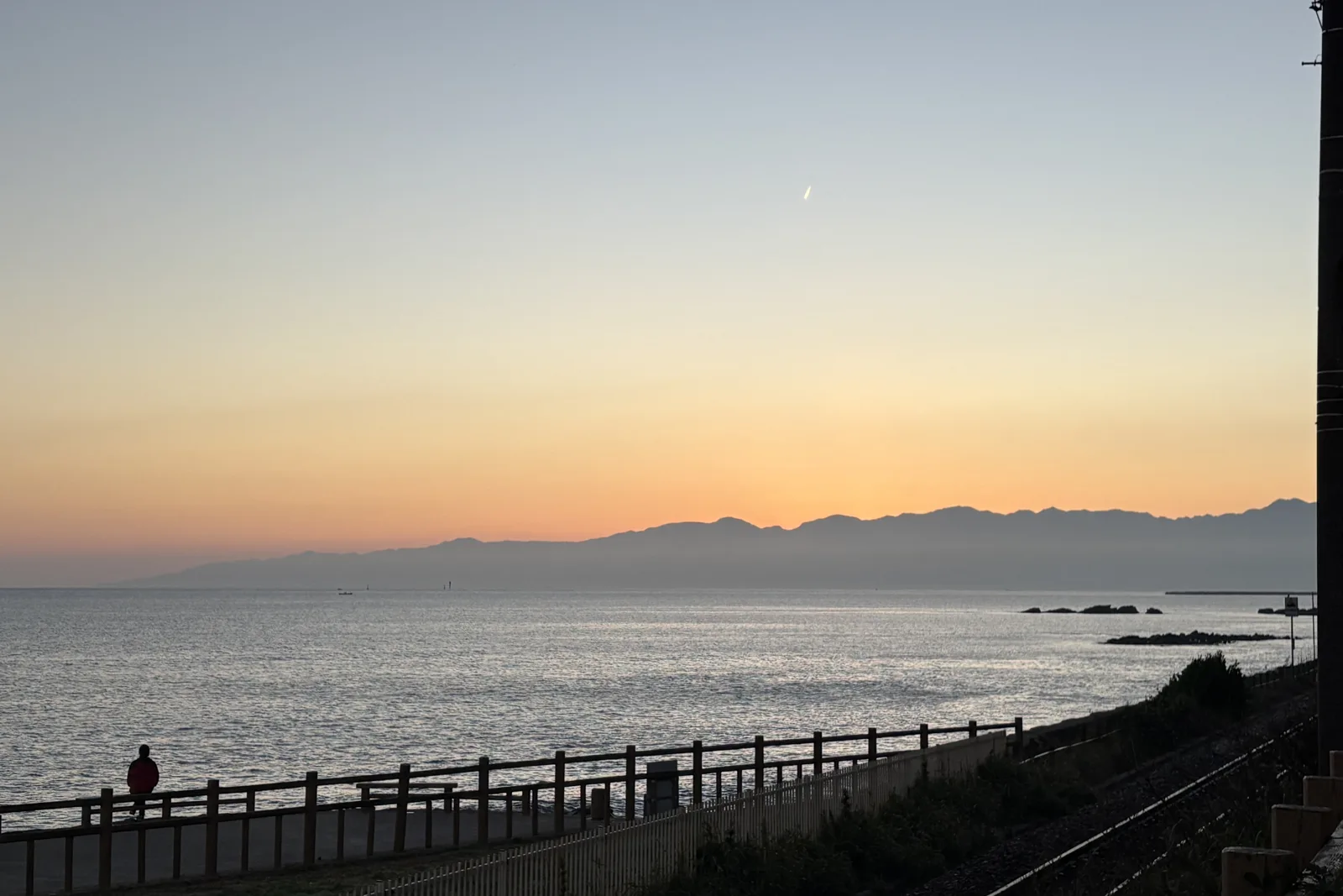 朝焼けの富山湾を眺める雨晴海岸の遊歩道
