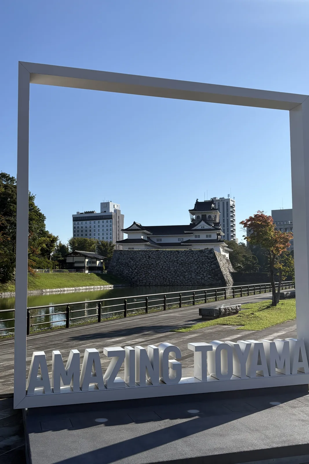「AMAZING TOYAMA」のフレーム越しに見る富山城