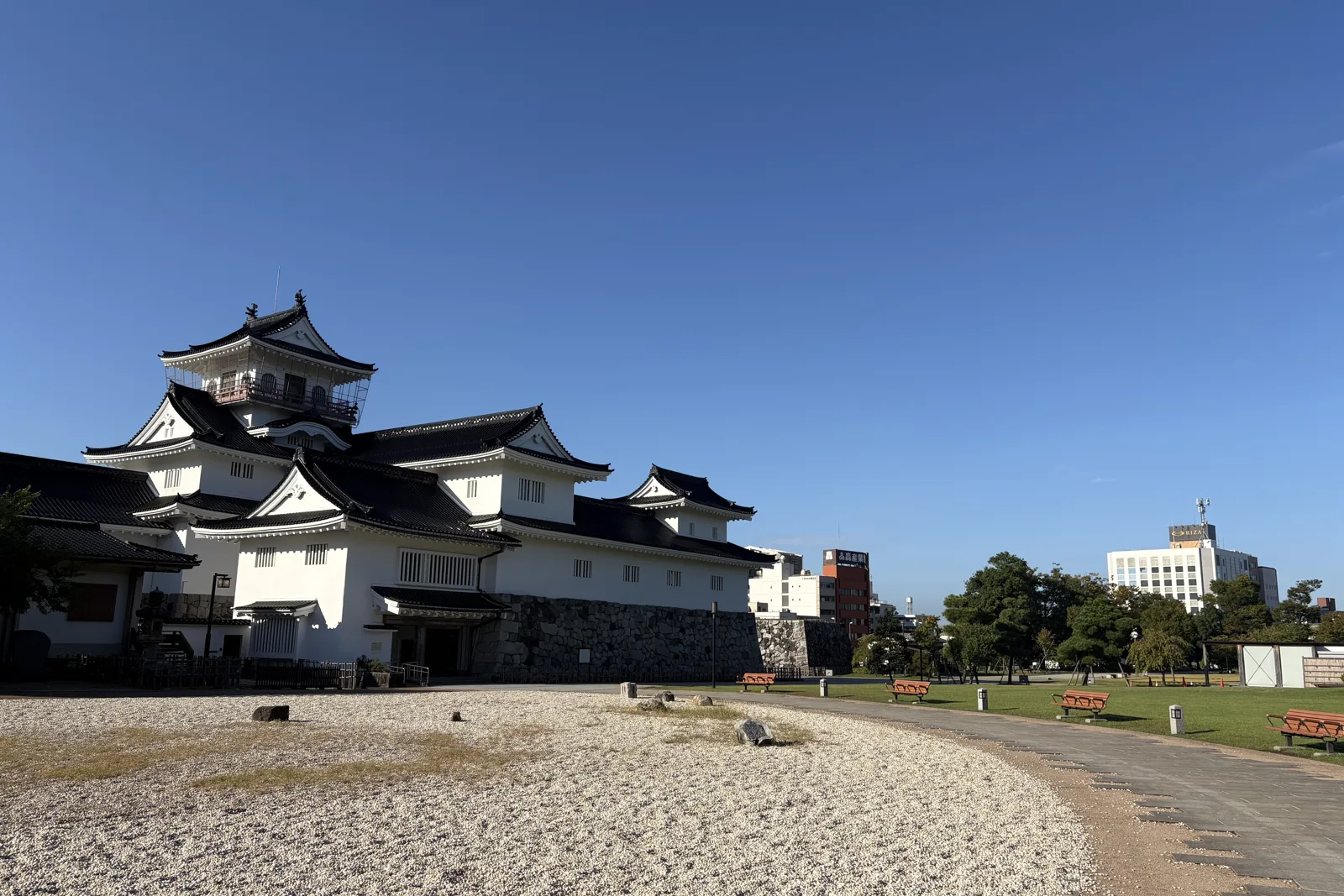 富山城の天守と広場
