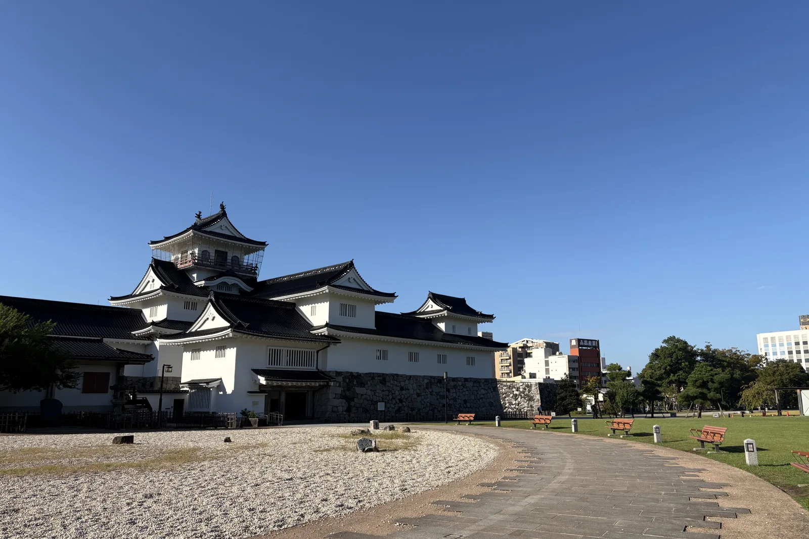 青空の下の富山城天守