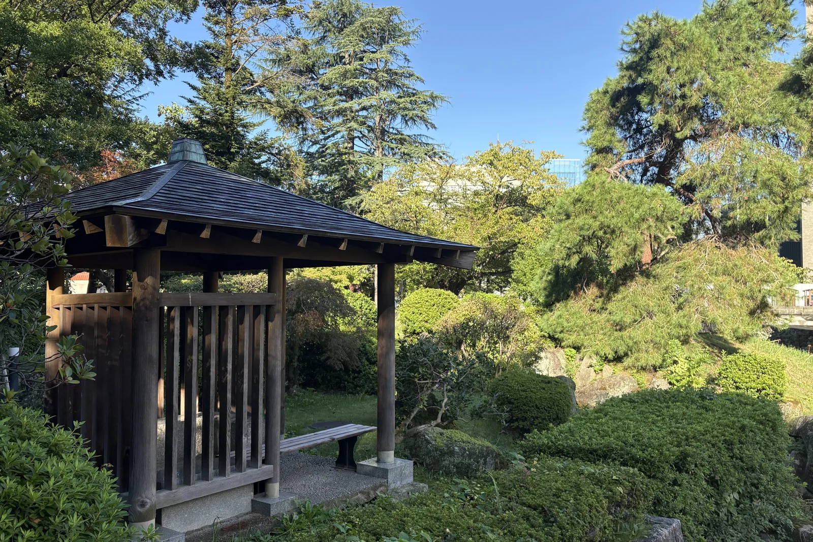富山城址公園の日本庭園と四阿