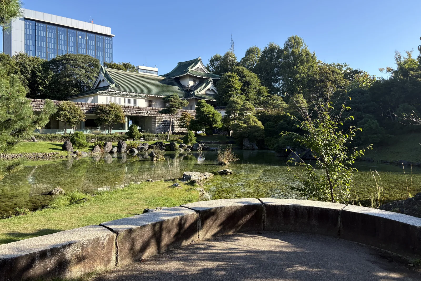 庭園の池越しに見る富山城