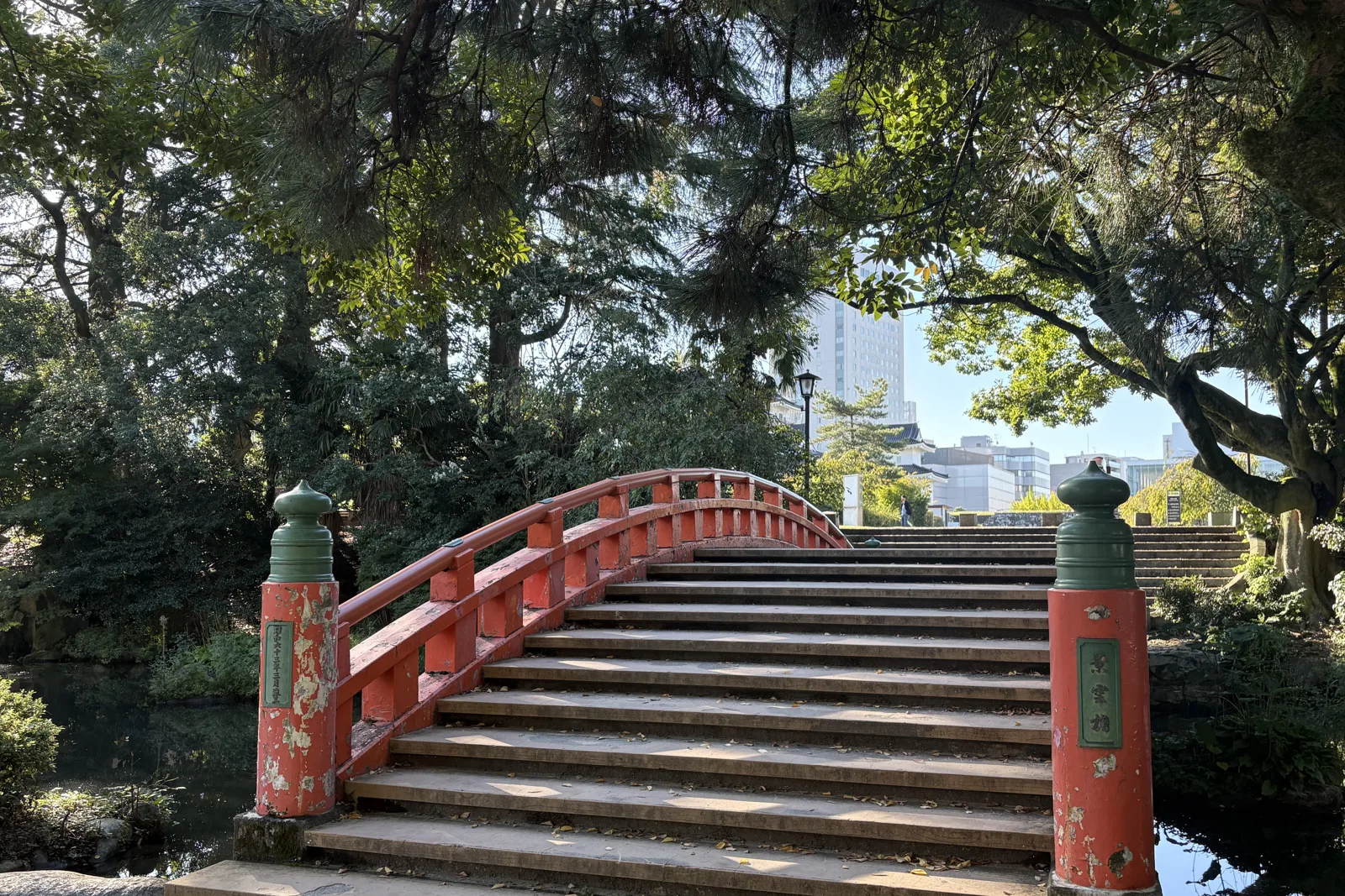 木々に囲まれた富山城址公園の朱い橋
