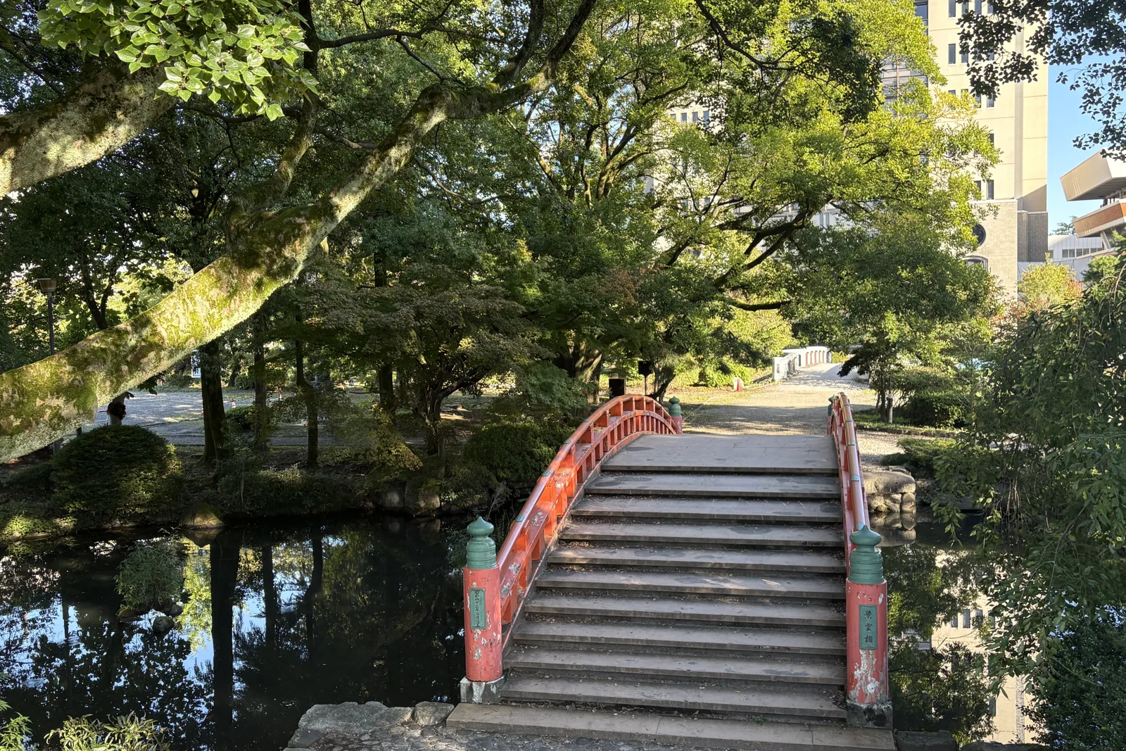 富山城址公園の日本庭園にかかる朱塗りの橋