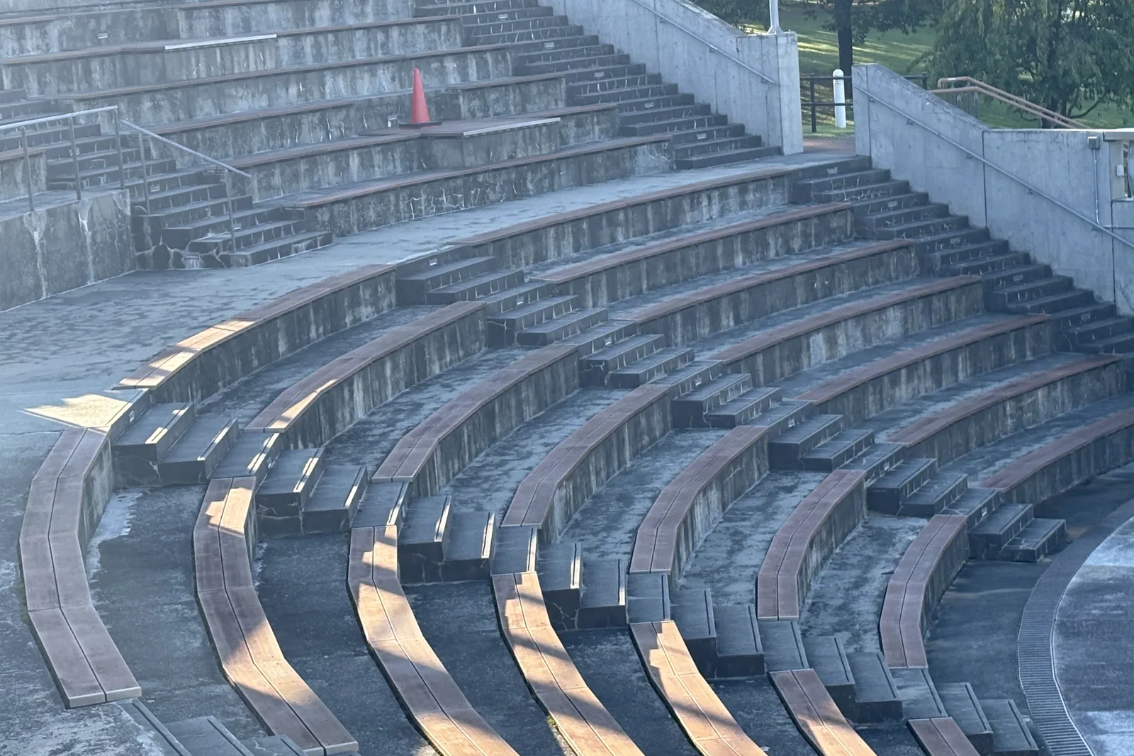 環水公園の野外劇場の階段席
