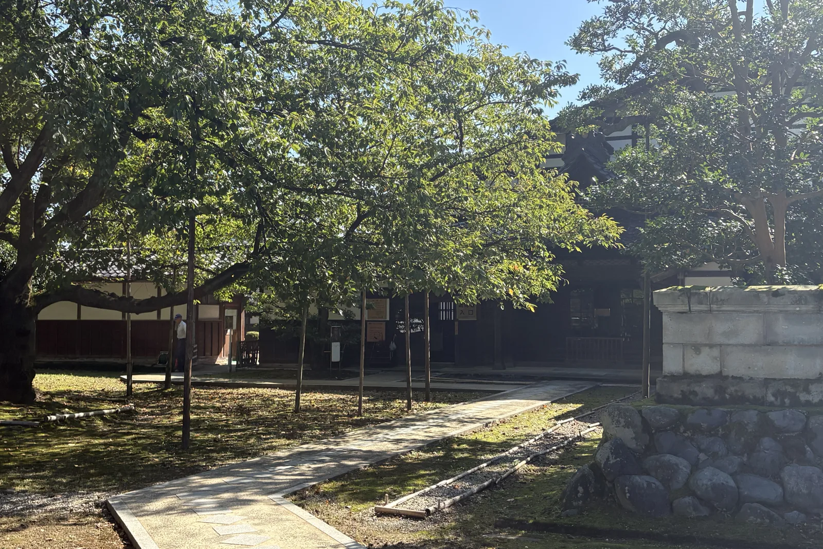 内山邸の建物へ続く小径と木々