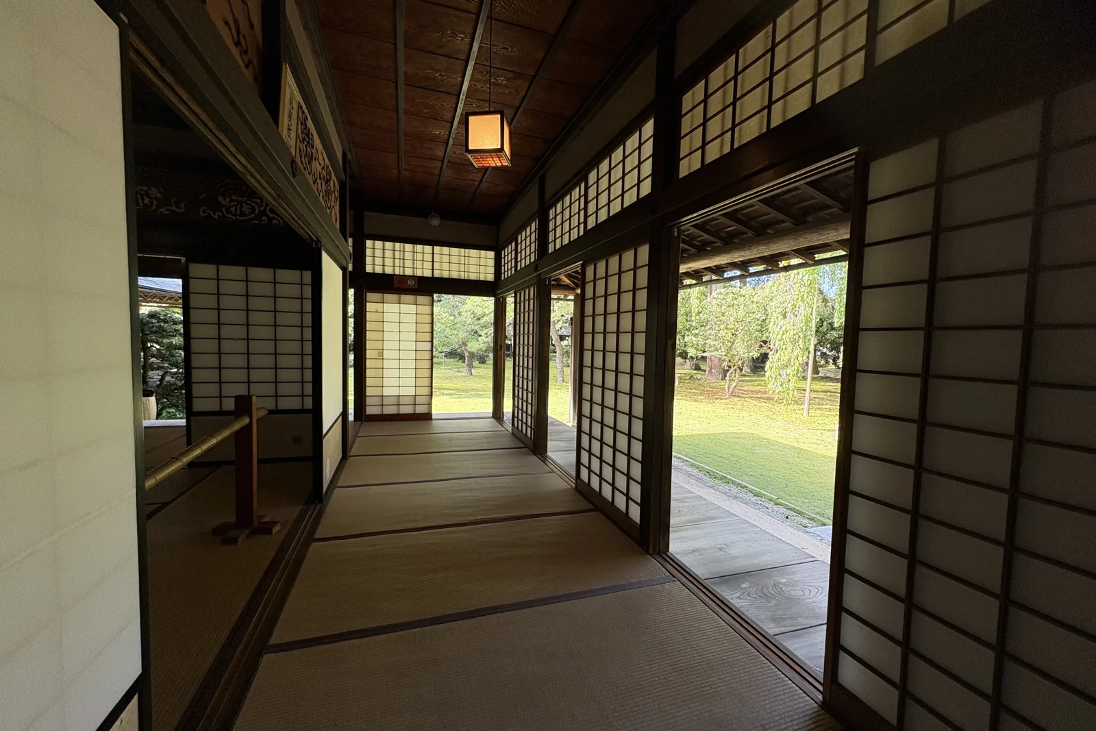 内山邸の廊下から庭へ抜ける光