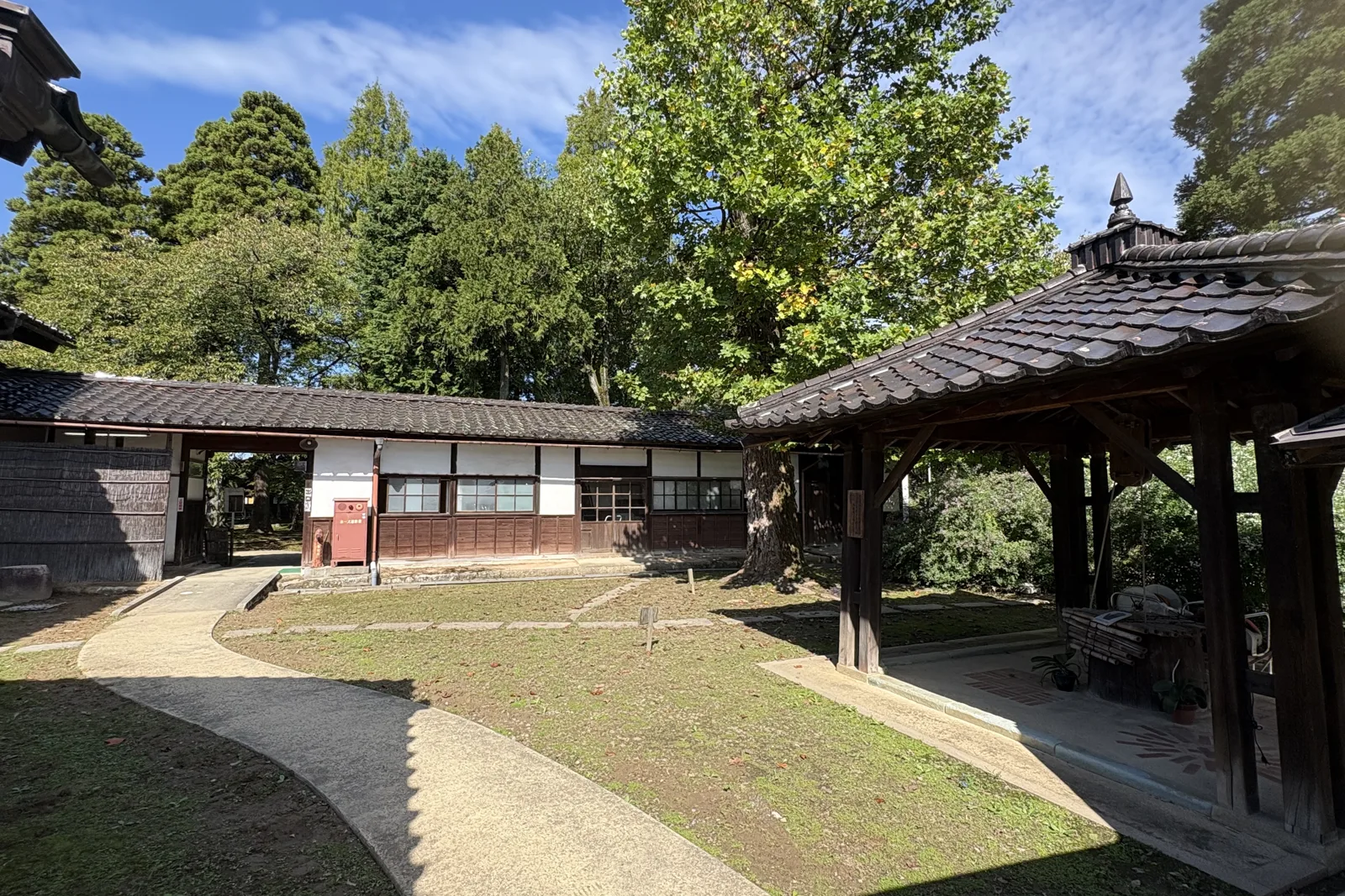 内山邸の中庭と渡り廊下