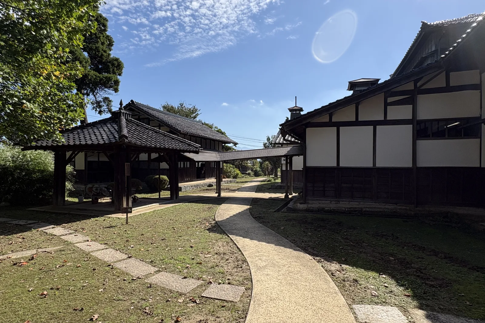 内山邸の敷地内の小径と建物