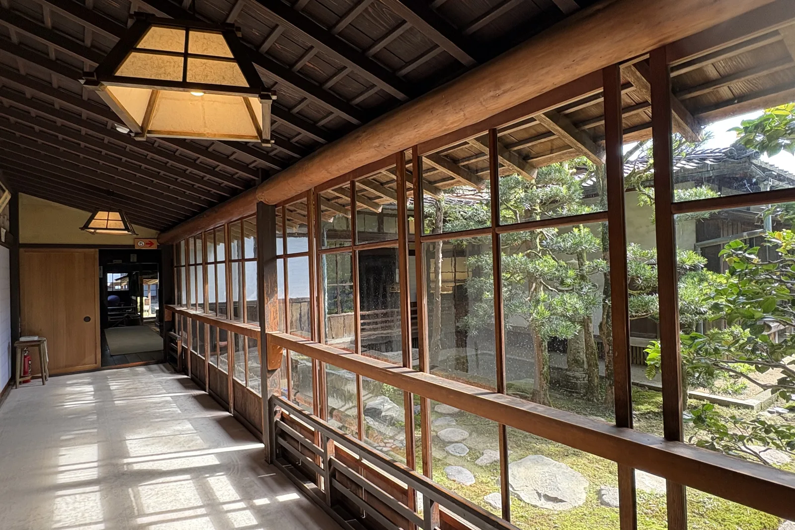 内山邸のガラス戸の廊下と中庭