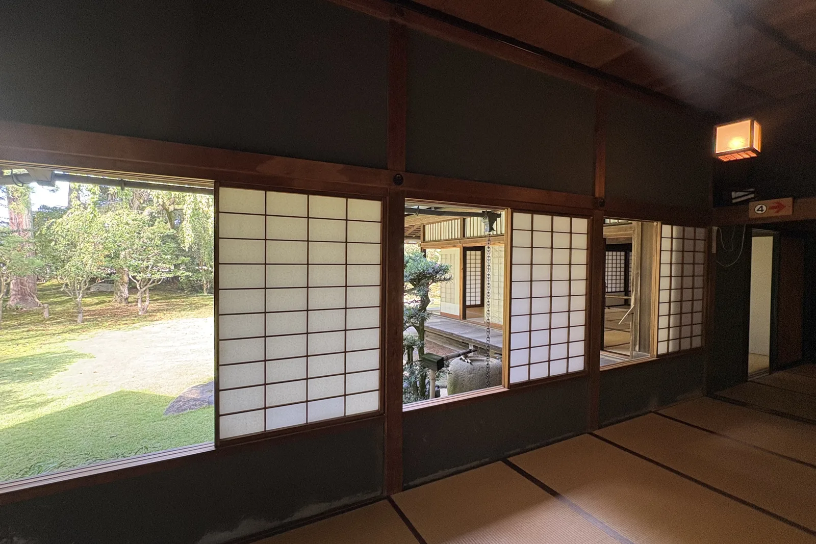 内山邸の障子を開けた先に広がる庭