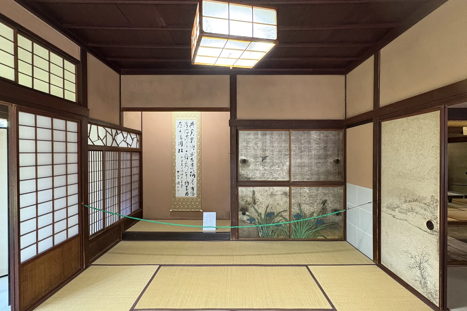 内山邸の座敷。天井の灯りと襖絵