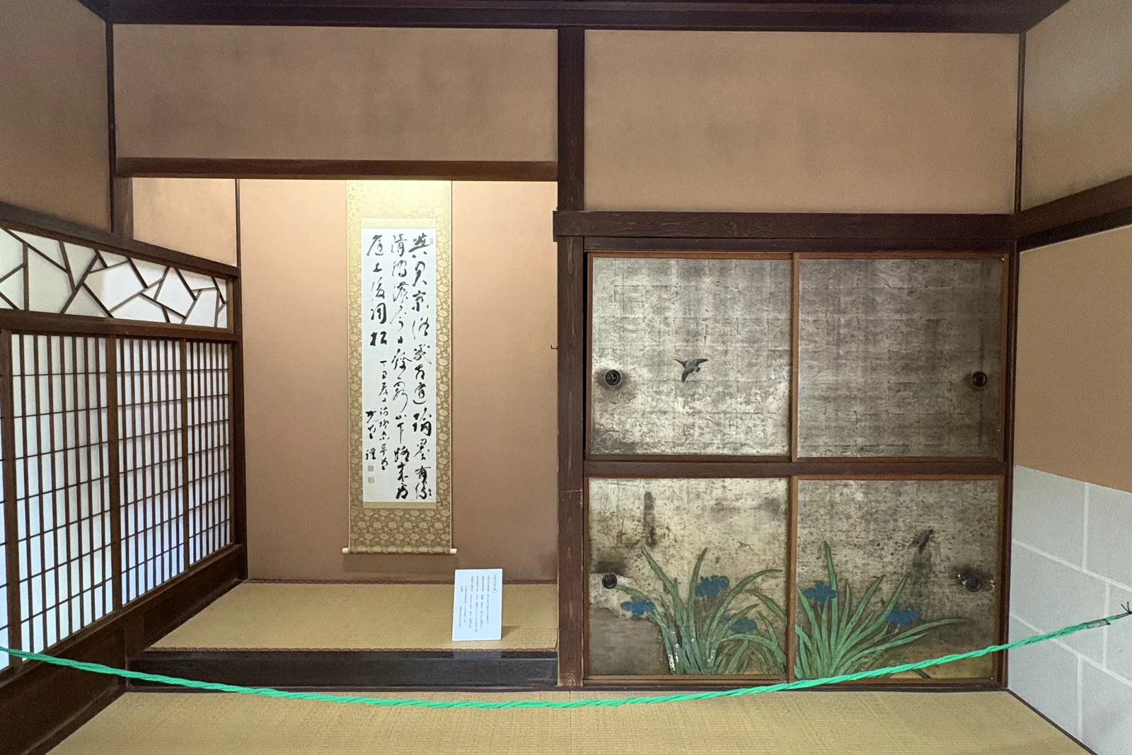 内山邸の座敷と襖絵