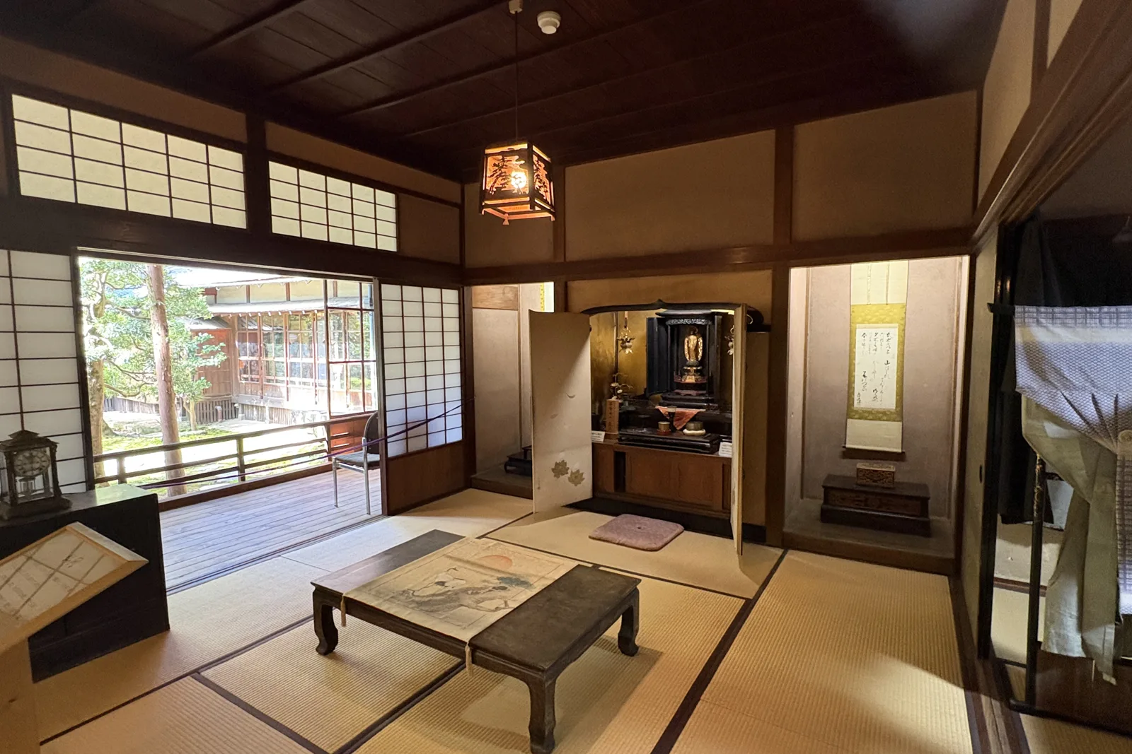 内山邸の座敷から庭へ。座卓と障子