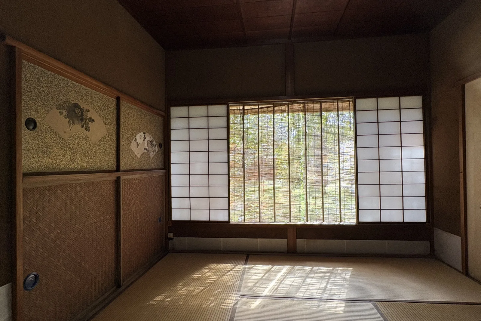 内山邸の茶室。障子越しのやわらかな光