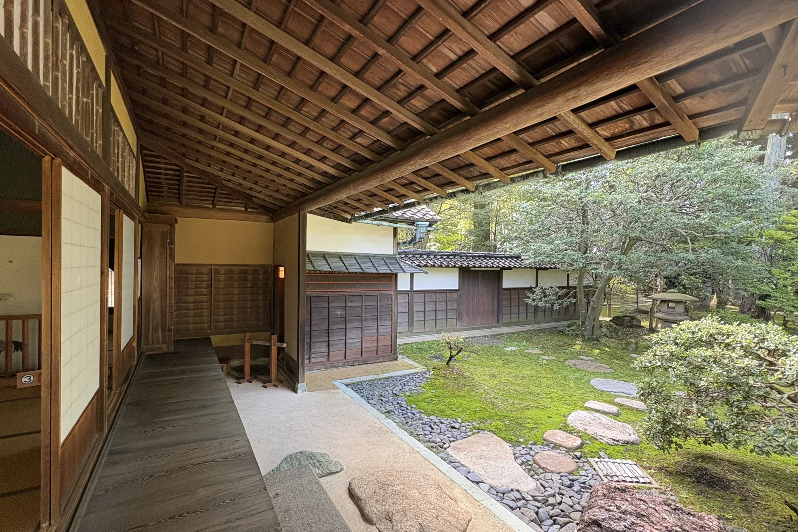内山邸の広い縁側と石庭