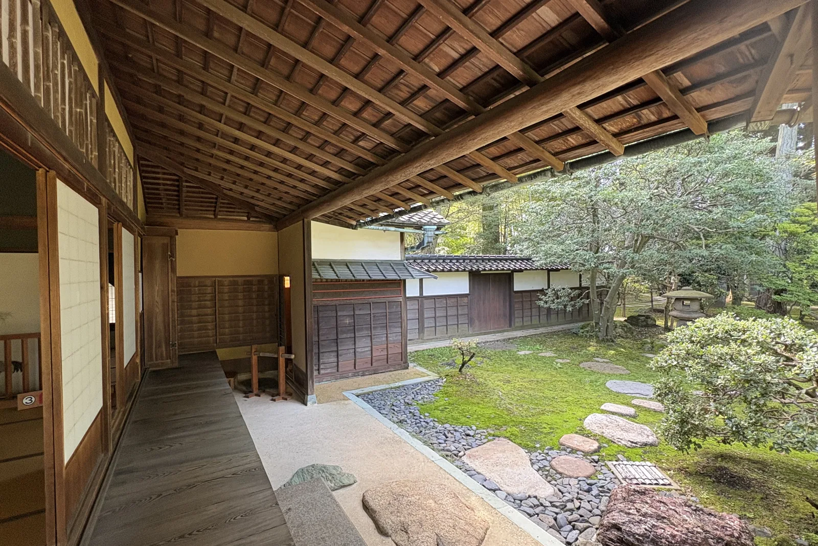 内山邸、縁側から眺める石庭と塀