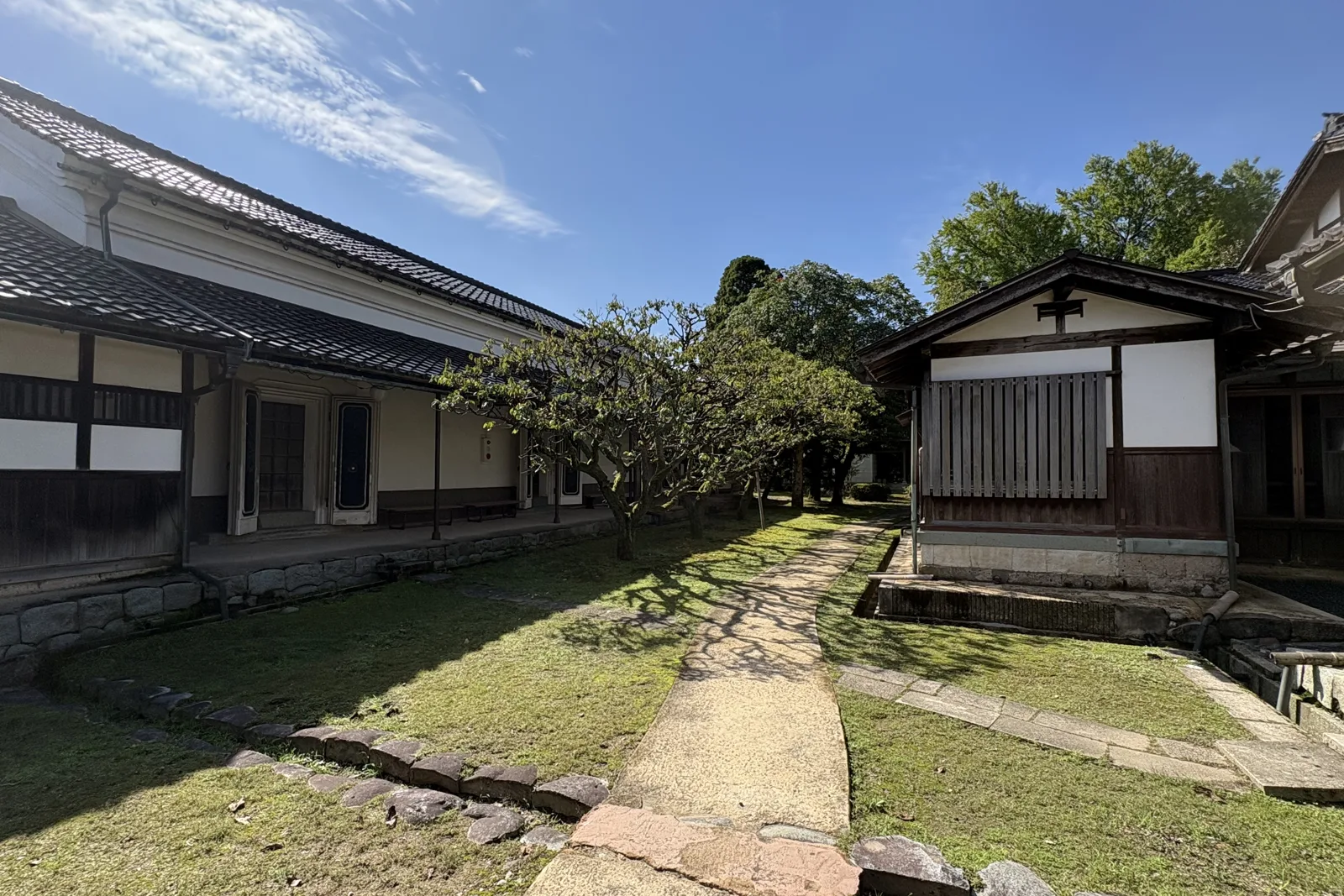内山邸の白壁の建物が並ぶ小径