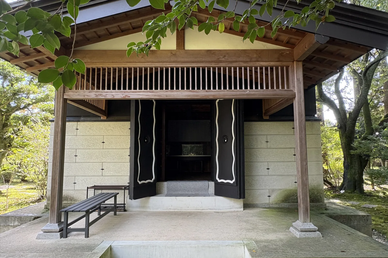 内山邸の柳原文庫。黒い扉と木の庇