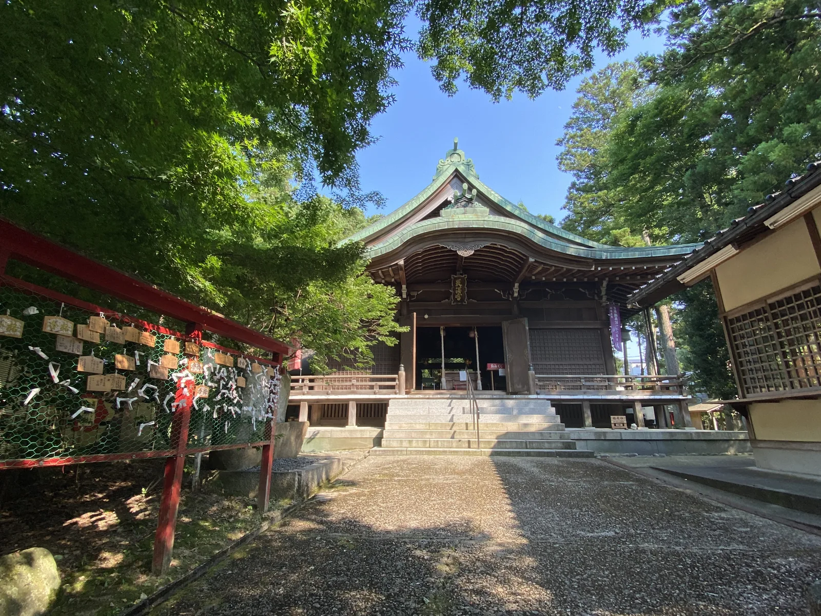 椿原天満宮の拝殿と絵馬掛け｜金沢市天神町｜七五三の出張撮影