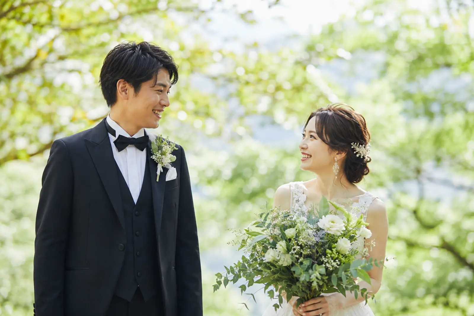 タキシード姿の新郎とドレス姿の新婦が見つめ合う洋装フォトウェディング