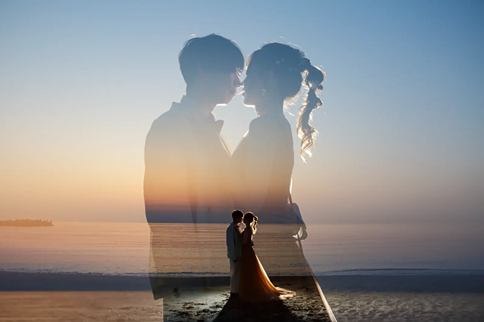 内灘マリーナ周辺の海辺で夕日を背景に新郎新婦を二重露光風に重ねたフォトウェディング写真