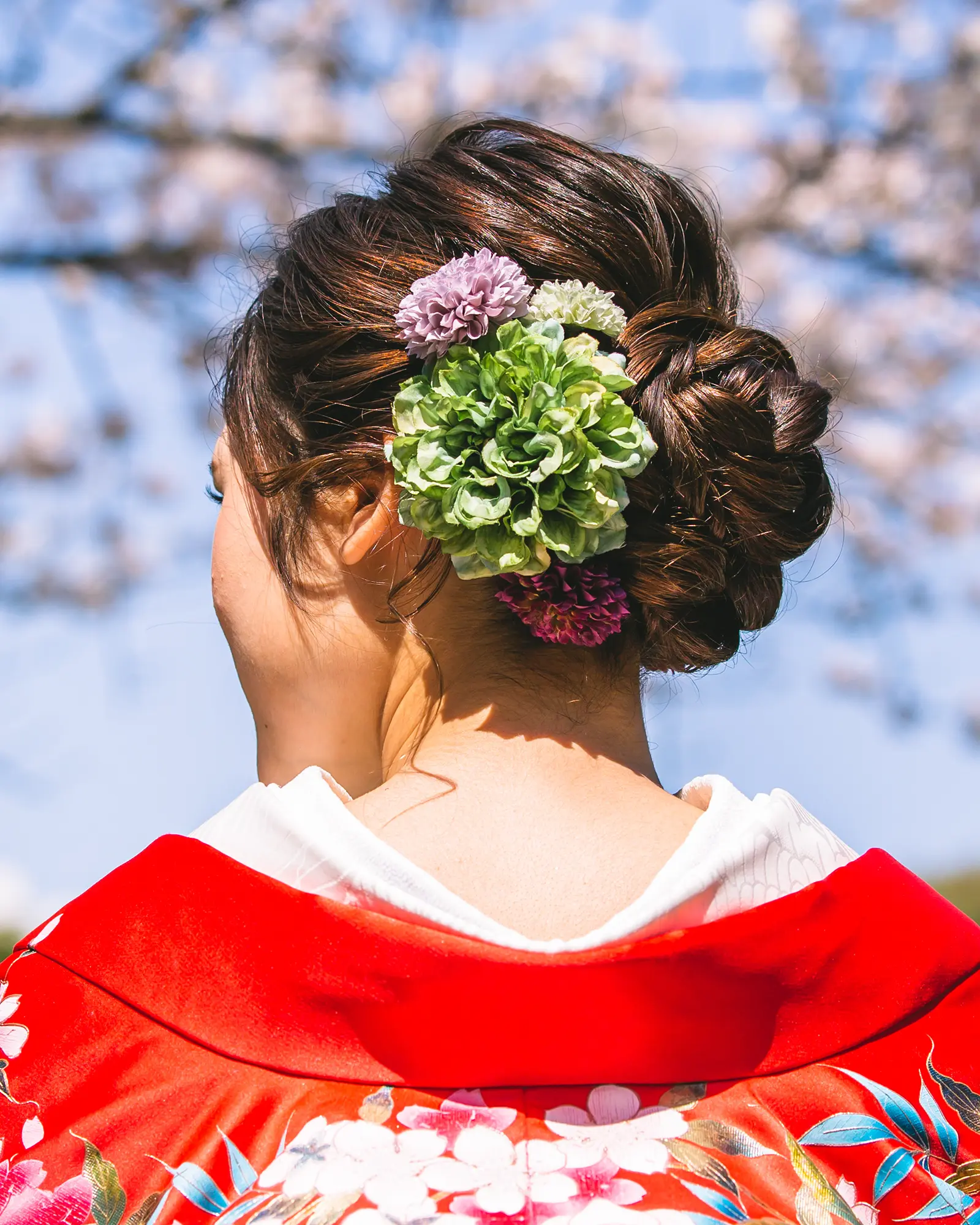 和装に合わせたボタニカルテイストの花飾りヘアアレンジ