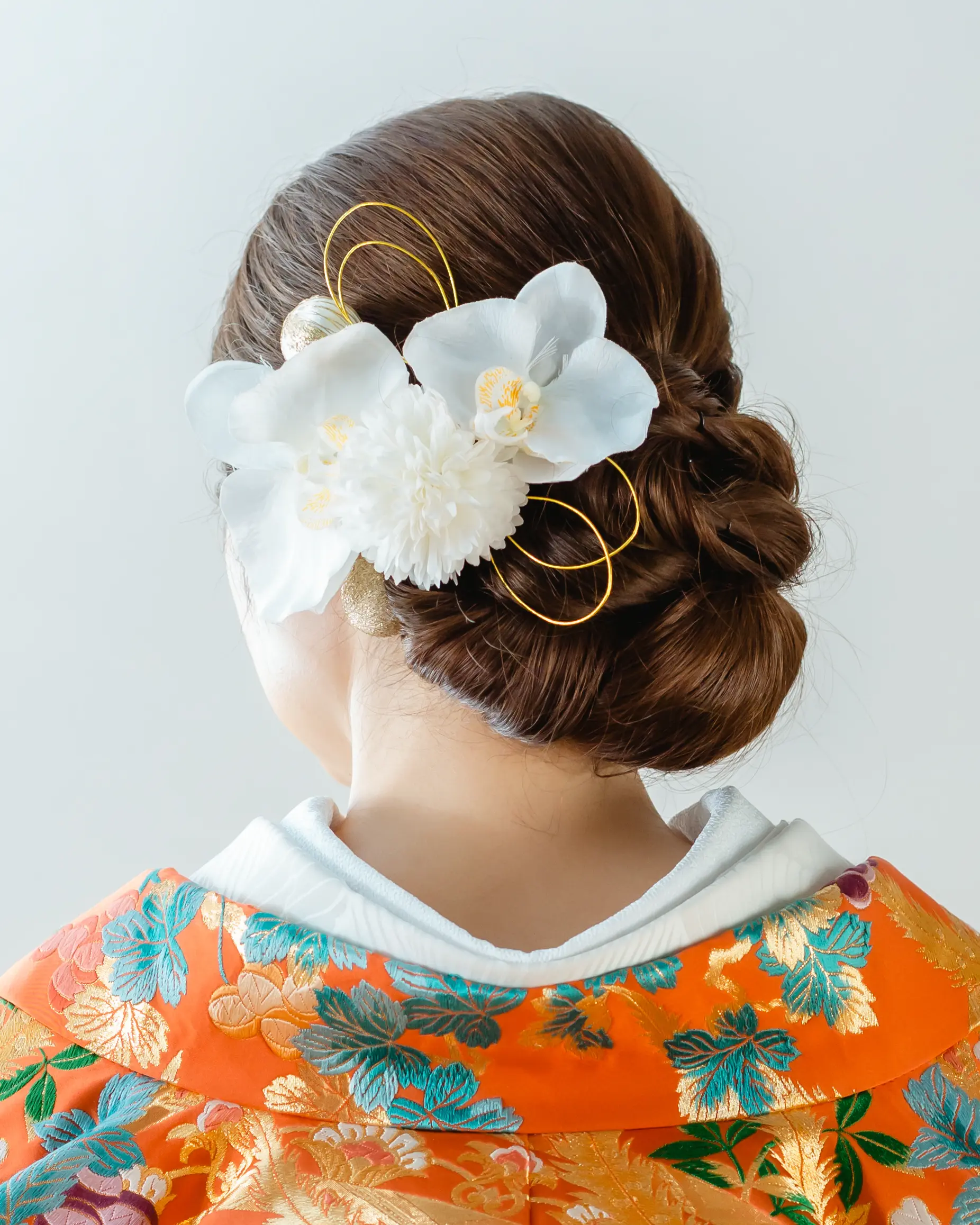 和装に合わせたカラフルな花飾りとゴールドワイヤーのヘアアレンジ