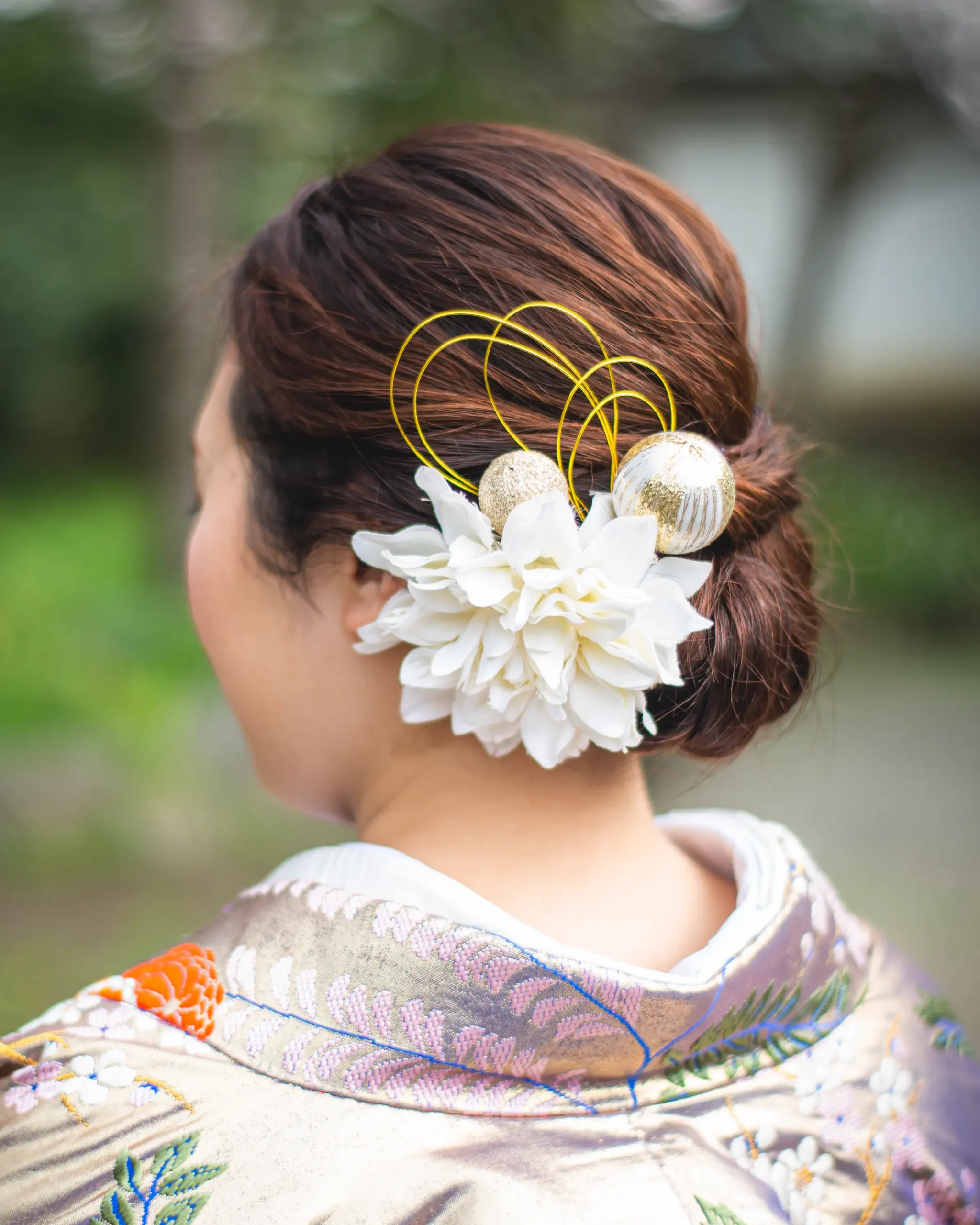 和装に合わせたゴールドボールと花飾りのヘアアレンジ
