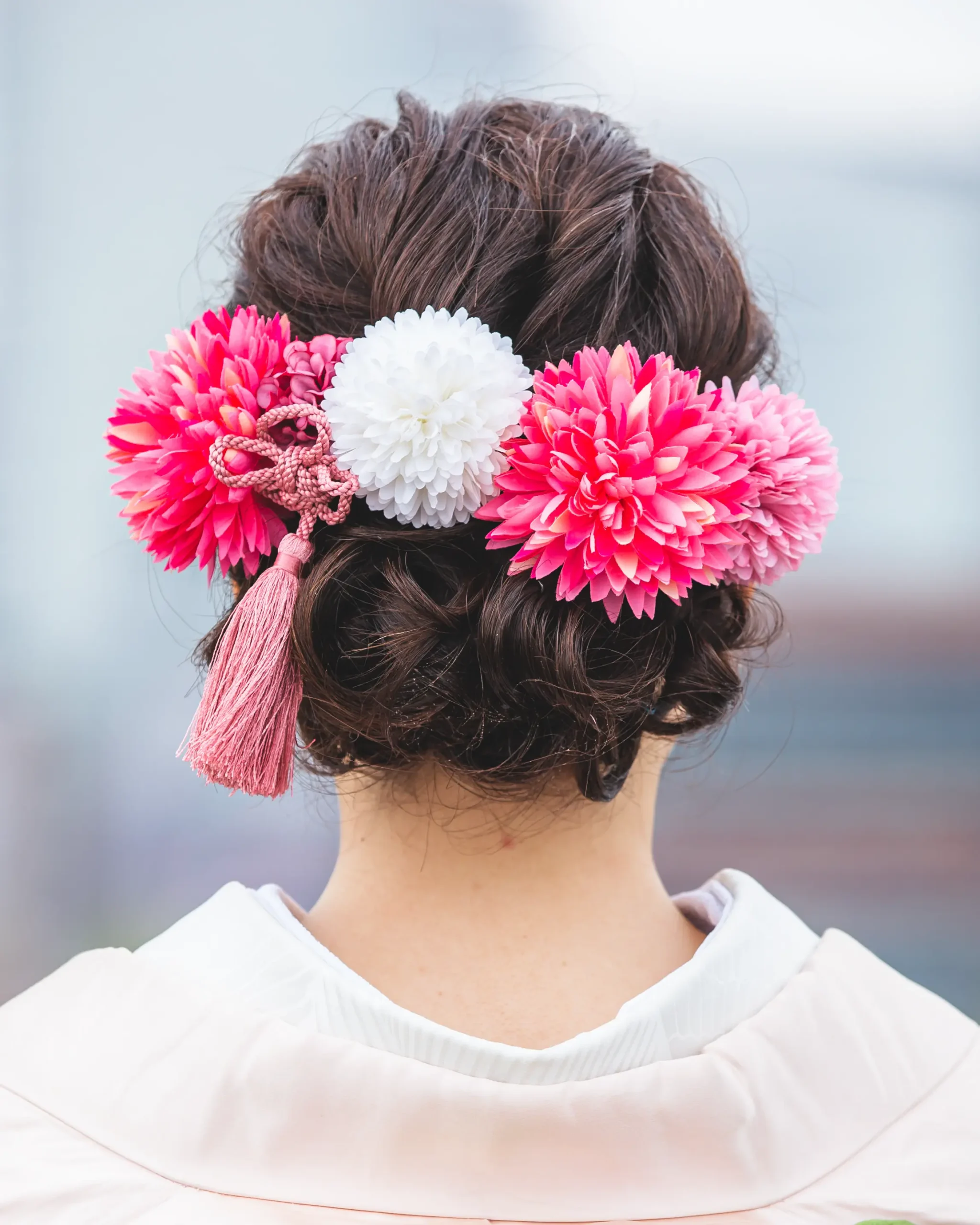 和装に合わせた低めアップスタイルと華やかな髪飾りのヘアアレンジ