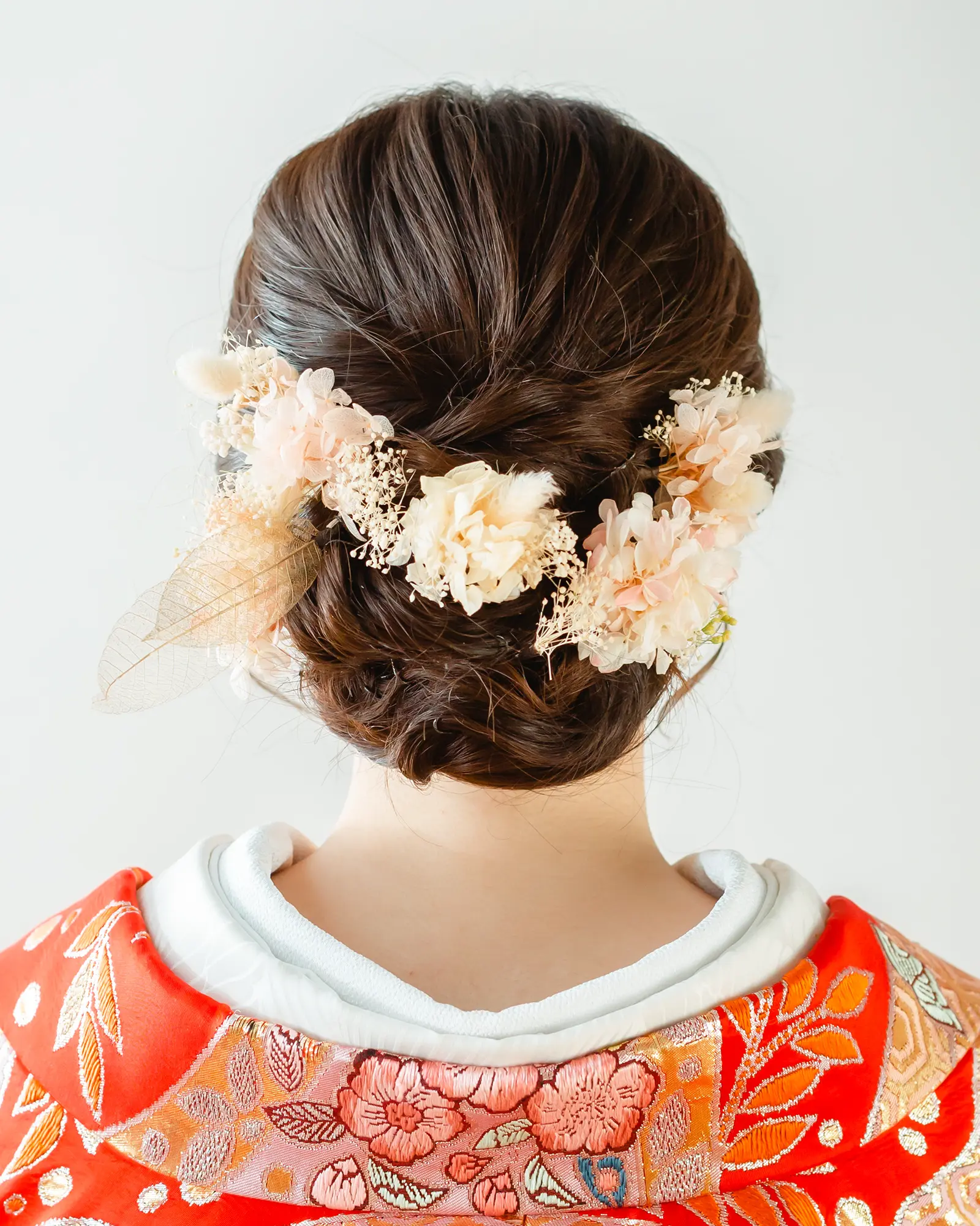 和装に合わせた低めアップスタイルとナチュラルな花飾りのヘアアレンジ