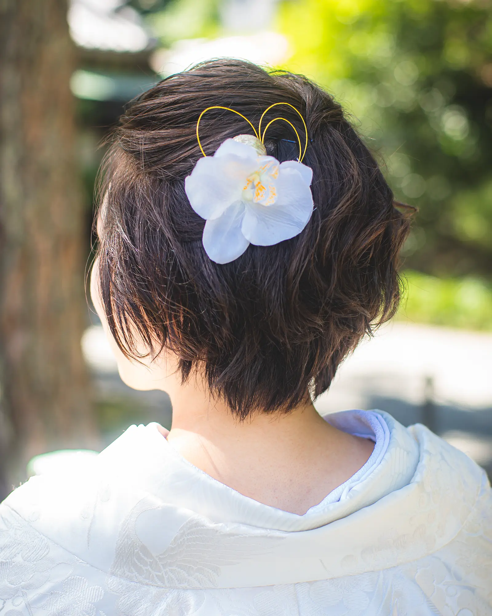 和装に合わせた胡蝶蘭風の白い花飾りを使ったヘアアレンジ