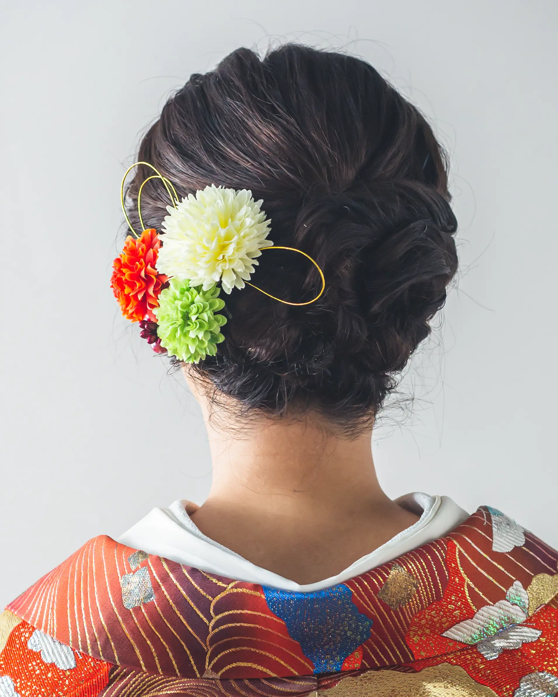 和装に合わせたつまみ細工風の髪飾りを使ったヘアアレンジ